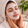 Máscaras faciais podem reforçar hidratação e barreira da pele, mas ingredientes irritantes e tempo excessivo transformam cuidado em problema