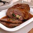 Aprenda a fazer picanha recheada assada na cerveja