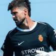 Goleiro é internado após telhado de refeitório desabar