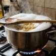 Por que colocar uma colher de madeira sobre a panela enquanto cozinha?