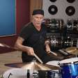 Vídeo: veja Chad Smith detonando clássico do Black Sabbath na bateria