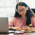 Falar mais de um idioma pode manter o cérebro mais jovem, indica estudo