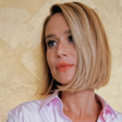 Mariana Ximenes compõe look estiloso com camisa oversized e saia de franjas em Milão