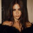 Jade Picon estreia na Paris Fashion Week com look gótico e sensual