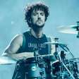 Baterista do Linkin Park tem performance de "Óculos" do Paralamas criticada