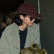 Bruna Marquezine volta ao Brasil com Shawn Mendes: aerolook tem casaco de R$ 21,6 mil e bolsa de R$ 6,1 mil