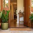 Quer atrair proteção e prosperidade? Veja as 3 plantas ideais para colocar na entrada de casa segundo o Feng Shui