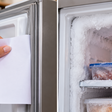 O excesso de gelo no freezer pode começar numa borracha que não veda direito, e uma folha de papel ajuda a localizar o trecho frouxo