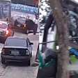 Ônibus elétrico bate em carros e muro de escola na zona sul de São Paulo