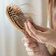 O cabelo cai por estresse? Entenda por que o susto pode chegar meses depois