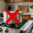 Espere a panela esfriar completamente antes de colocá-la na geladeira? O USDA orienta justamente o contrário: dividir a comida quente em recipientes rasos permite refrigerá-la rapidamente e reduz o tempo em temperaturas favoráveis a bactérias