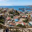 Casas coloridas sobem pelas encostas, funiculares vencem os morros e o oceano aparece entre vielas e mirantes: a cidade chilena que cresceu como o principal porto mercante do Pacífico sul-americano antes da abertura do Canal do Panamá