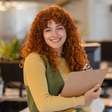 Sua forma de falar no trabalho mudou? A Gen Z criou um novo jeito de se comunicar e os mais velhos estão tentando decifrar