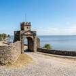 Cercada por água em três lados, com ruas de pedra que recusam o tradicional desenho em tabuleiro espanhol: a cidade uruguaia fundada pelos portugueses em 1680 onde estilos portugueses e espanhóis acabaram se misturando