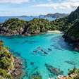 A 340 quilômetros do continente, praias, falésias vulcânicas e águas repletas de vida marinha cercam o arquipélago brasileiro onde cerca de 70% da ilha principal integra um parque nacional e uma baía abriga uma população excepcional de golfinhos residentes