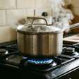 Panela destampada demora mais para fazer o almoço: na Austrália, cozinhar com a tampa e usar apenas a quantidade necessária de água ajuda a aproveitar melhor o calor do fogão