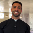 Padre 'galã' viraliza em MG, arranca suspiros e paróquia limita comentários