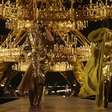 YSL ilumina Paris de dourado com coleção desfilada diante da Torre Eiffel na despedida do estilista Anthony Vaccarello