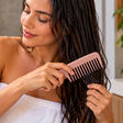 Nem escova, nem pente fino: dentes largos reduzem a tração no cabelo molhado e frágil