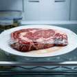 Deixar carne congelada descongelando sobre a pia parece facilitar o almoço, mas no Canadá a recomendação é outra: geladeira, micro-ondas ou água fria são as opções indicadas para descongelar com segurança