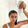 Brenda Tello, dermatologista, sobre o couro cabeludo: 'A pele dessa região, assim como a de outras partes do corpo, está exposta à poluição, a resíduos de produtos e à nossa própria oleosidade... por isso, é preciso fazer uma limpeza mais frequente'