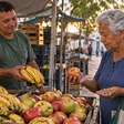 Feirante percebe que a mesma senhora aparece toda semana no fim da feira, separa algumas frutas antes de desmontar a banca e descobre meses depois por que ela nunca comprava nada no horário normal