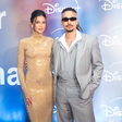 Bruna Marquezine brilha com look dourado em pré-estreia de 'Amor da Minha Vida'