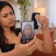 Cliente leva o celular para trocar a tela, recebe o aparelho funcionando e dias depois percebe que a câmera frontal ficou embaçada enquanto a assistência diz que não mexeu naquela peça