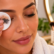 Remover maquiagem dos olhos sem esfregar começa deixando o produto agir sobre a pálpebra fechada, reduzindo atrito em uma área delicada
