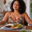 Aprenda como um simples ritual de 10 segundos antes das refeições pode ajudar a reduzir a alimentação emocional, segundo nutricionista