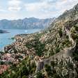 Entre duas baías interligadas e montanhas que sobem quase 1.500 metros, muralhas, igrejas românicas e antigos palácios formam a cidade de Montenegro que foi um importante centro artístico e comercial do Adriático medieval