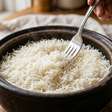 O arroz soltinho não começa na quantidade de óleo: lavar ou não lavar os grãos muda conforme o tipo de arroz usado