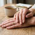 Adeus às unhas quadradas muito longas: o formato curto que voltou justamente por acompanhar melhor o crescimento natural