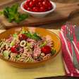 Salada de macarrão refrescante com molho de limão e hortelã