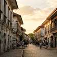 Fundada no século XVI e planejada segundo modelos coloniais espanhóis, uma cidade das Filipinas misturou técnicas locais, influências chinesas e arquitetura europeia: o núcleo histórico de Vigan que preserva uma paisagem urbana rara na Ásia