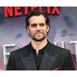 Omelete com presunto e 170 gramas de bife na dieta, despertar às 4h da manhã e mais: como, aos 43 anos, Henry Cavill mantém uma condição física invejável