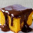 Esse bolo de cenoura fica fofinho e leva calda de chocolate zero açúcar