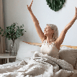 Você se levanta da cama do jeito certo? Veja como proteger a coluna