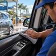 Motorista deixa o carro em um lava jato, recebe o veículo brilhando e percebe no mesmo dia que um botão do painel não funciona enquanto o estabelecimento diz que ninguém mexeu naquela parte
