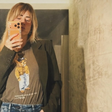 Carolina Dieckmmann compõe 2 looks estilosos com a trend da camiseta de ursinho