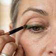 Como usar o delineador verde para destacar o olhar depois dos 50