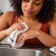 4 receitas de esfoliantes caseiros que ajudam a deixar as mãos macias e hidratadas