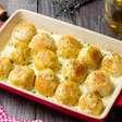 Como fazer almôndegas de frango: uma receita deliciosa que fica cremosa graças ao molho de queijo e cogumelos