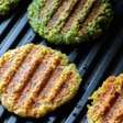 Hambúrguer vegano de feijão branco e espinafre: sabor e saúde no prato