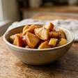 Maçã caramelizada no micro-ondas: fica pronta em 5 minutos