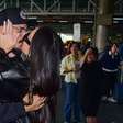 Que beijo, hein! Após dias separados, Sabrina Sato e Nicolas Prattes trocam carinho durante reencontro em aeroporto de Guarulhos; fotos impressionam