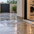 Nivelar o quintal jogando concreto até a soleira: por que eliminar a diferença de altura pode fazer a água da chuva procurar a porta da lavanderia