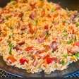 Arroz com linguiça: bem suculento e molhadinho em 1 panela