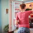 Descongelar carne na geladeira desde a noite anterior evita água corrente e reduz desperdício na cozinha