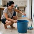 Colocar amaciante no balde para limpar o chão: por que os especialistas recomendam e para que serve